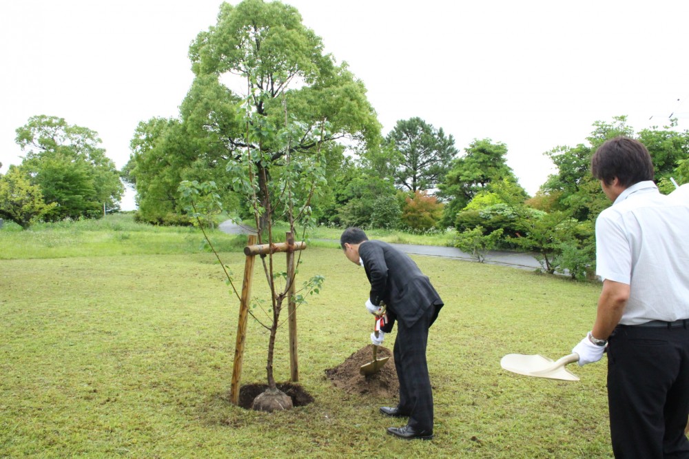 大学創立20周年記念植樹式の画像2