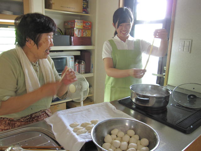 郷土料理の「だんご汁」の作り方を教わる学生の画像